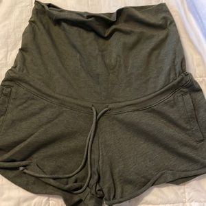 Never worn cotton maternity shorts w/ pockets